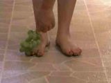 Amateurvideo Füße mit Weintrauben von Aanna110