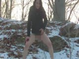Amateurvideo Pissen in den Schnee beim Spaziergang von stargirl