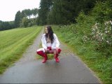 Amateurvideo outdoor abgewixt und gepisst in red high heels von Poppschlampe
