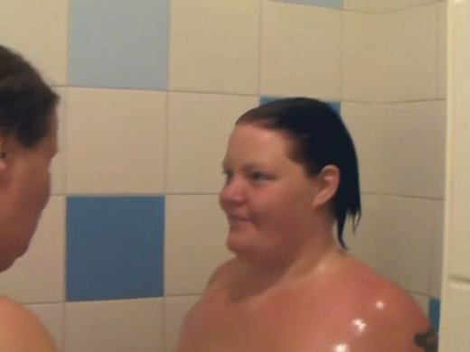 Amateurvideo 2 Lesben duschen zusammen 1 von crazy1963