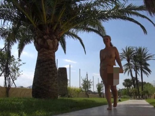 Amateurvideo Nackt durch den Park von ActionGirl