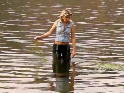 Amateurvideo Alina Outdoors in Waders und Spandex Leggins in einem Fluss von sexyalina
