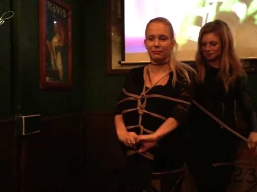 Amateurvideo Bondage in Public: Irish Pub von BunNyna