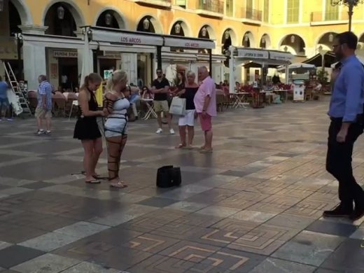 Amateurvideo Bondage in Public • Mallorca: Plaça Major von BunNyna
