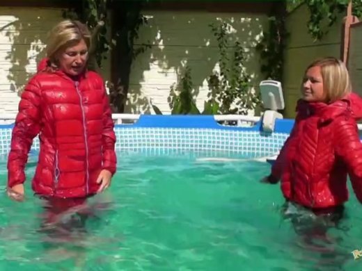 Amateurvideo Schwimme mit Christina in Daunen Jacken und Camel toe Leggin von sexyalina