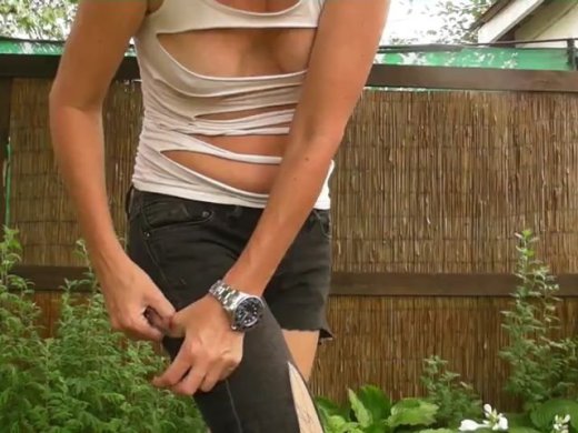Amateurvideo Zerreiße und zerschneide Jeans und T-Shirt Outdoors von sexyalina