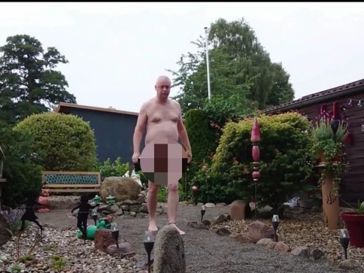 Amateurvideo Dicker Mann im Vorgarten 2 ** Nackt ** von nylonjunge