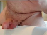 Amateurvideo Nylonjunge wäscht seinen Penis von nylonjunge