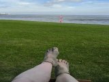 Amateurvideo Barfüssiges Warten auf die Flut am Strand from nylonjunge